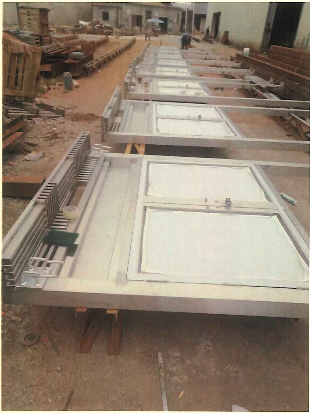 Metal frame array